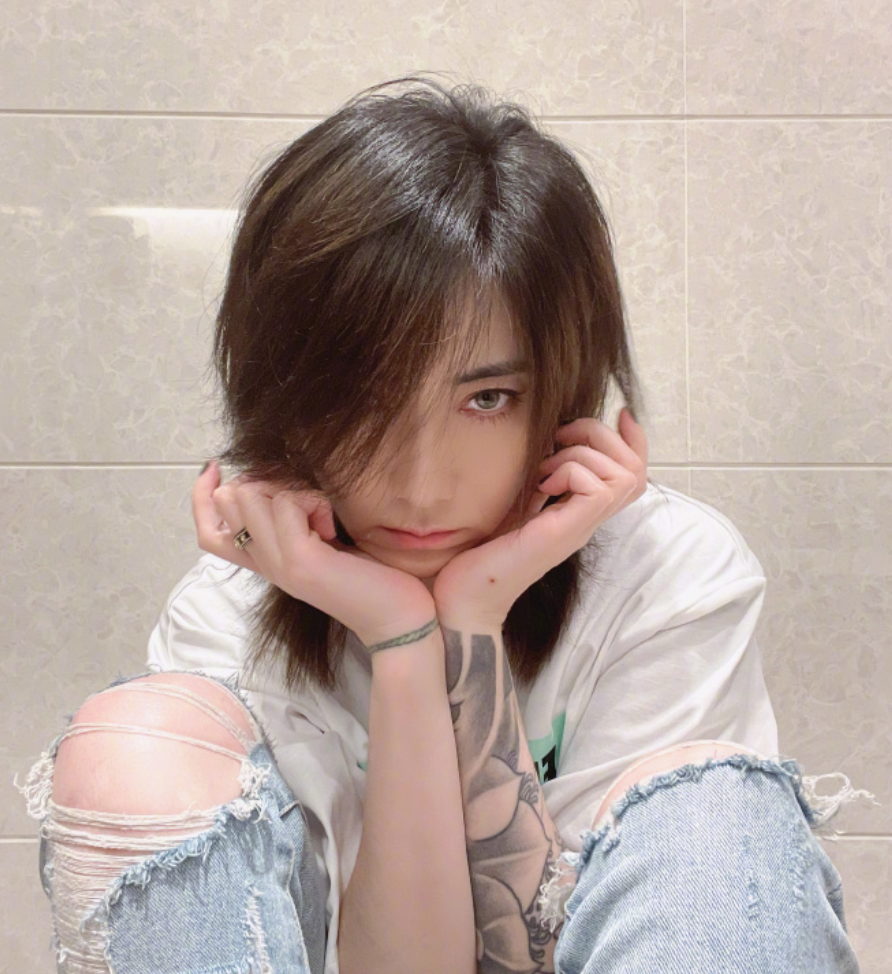 刘忻一直没有对外卖过惨,6月9日她还晒出一组耍帅自拍,仿佛还是那个没