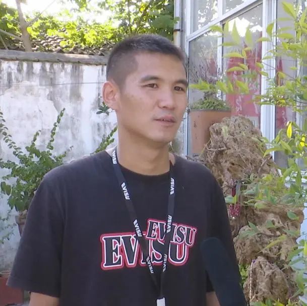 90后小伙成为留守老人的开心果