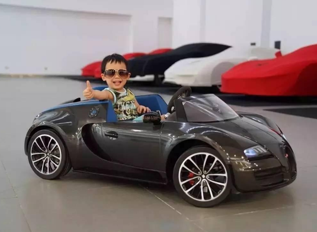 成都“最硬核”小男孩，6岁坐900万劳斯莱斯出行，司机佩戴白手套