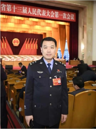 他一枪未发抓获了三名持枪械斗的嫌疑人