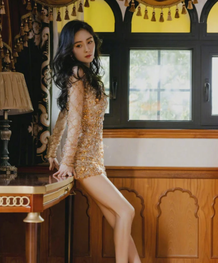 杨幂低调陪闺蜜逛街,渔网袜太靓成焦点,没带助理自提"战利品"_腾讯新