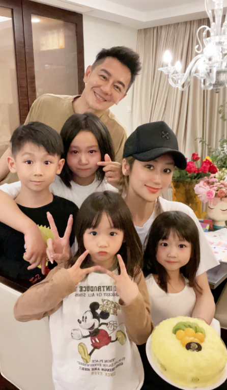 陈浩民一家6口走t台女儿身高已到爸爸肩膀儿子颜值复刻妈妈