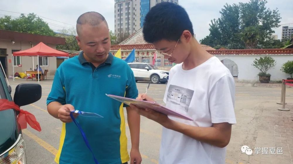 朱雨辉签收清华录取通知书朱雨辉被清华大学土木类专业(类)录取收到