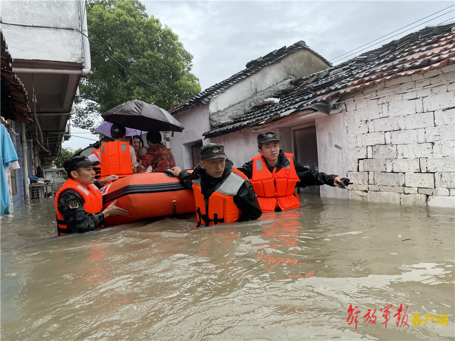 河南暴雨解放军图片