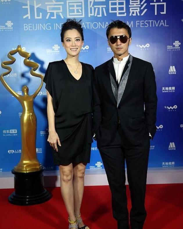 谢霆锋罕见携手最美经纪人走红毯霍汶希一袭黑裙身材气质很惊艳