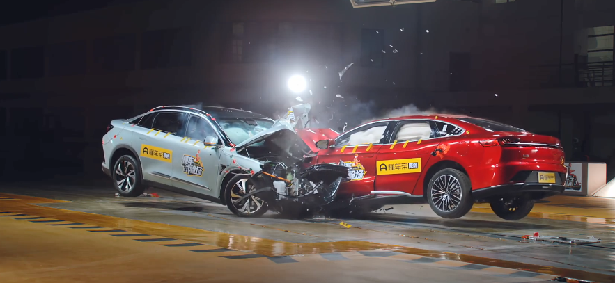 华为选对车了？对撞测试极狐完胜 汉EV起火！