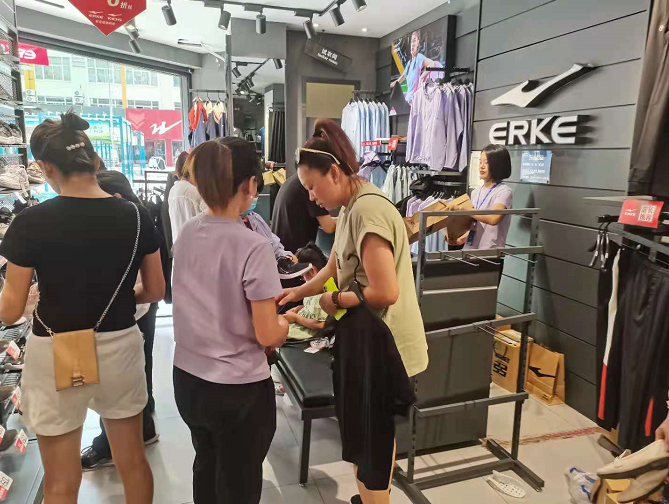 银川鸿星尔克门店销售火爆:深夜还有人在买买买!