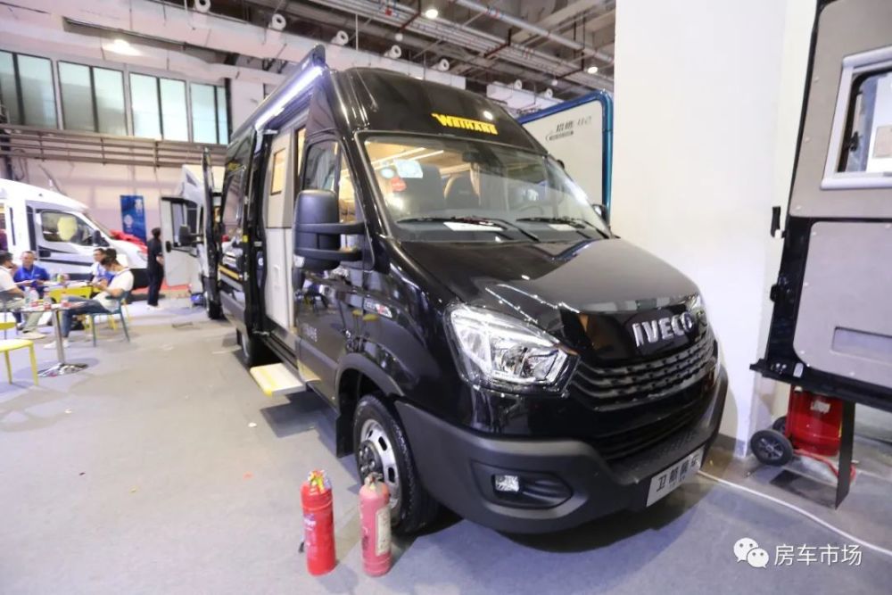 新布局后置一体厨卫，有独立两室，6座双胎依维柯B型房车