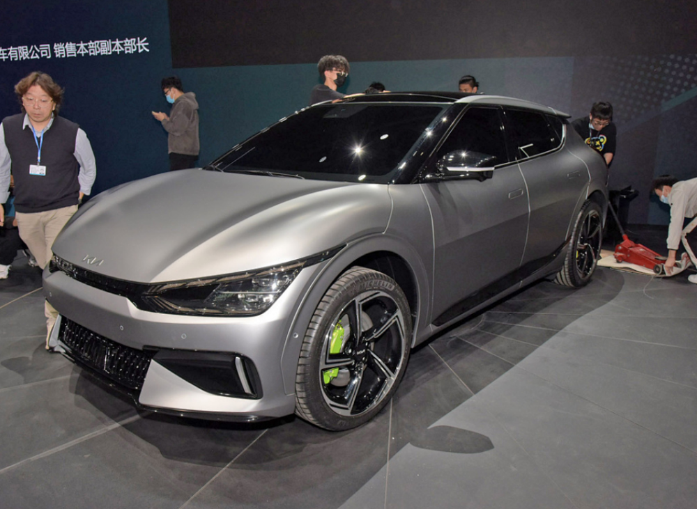 起亚憋出个大招，高颜值轿跑电动SUV，实测续航528公里