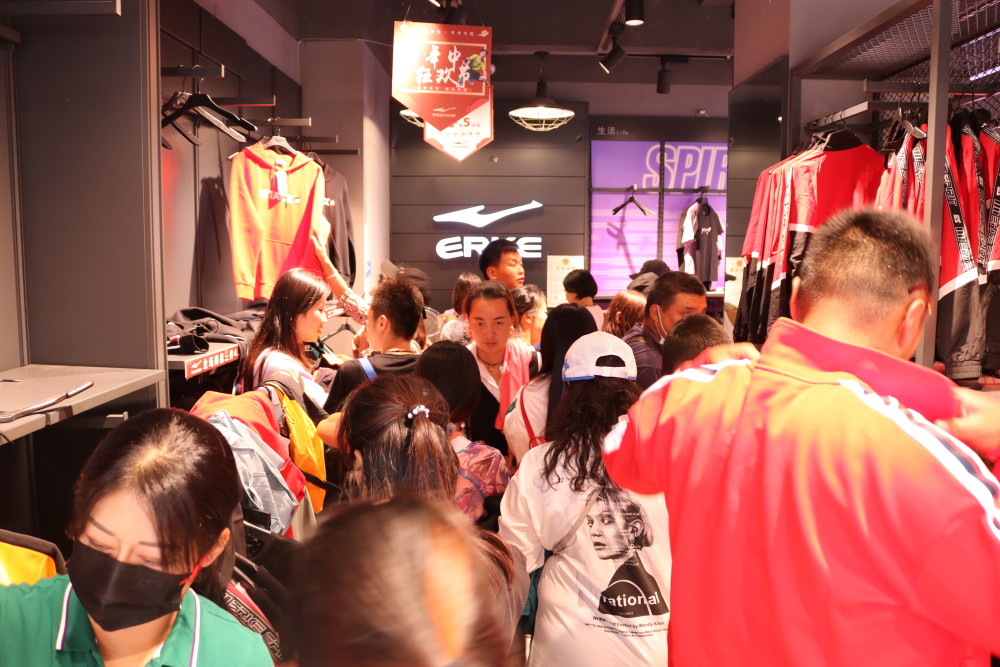 昆明多家鸿星尔克线下门店爆满销售火爆市民纷纷点赞鸿星尔克