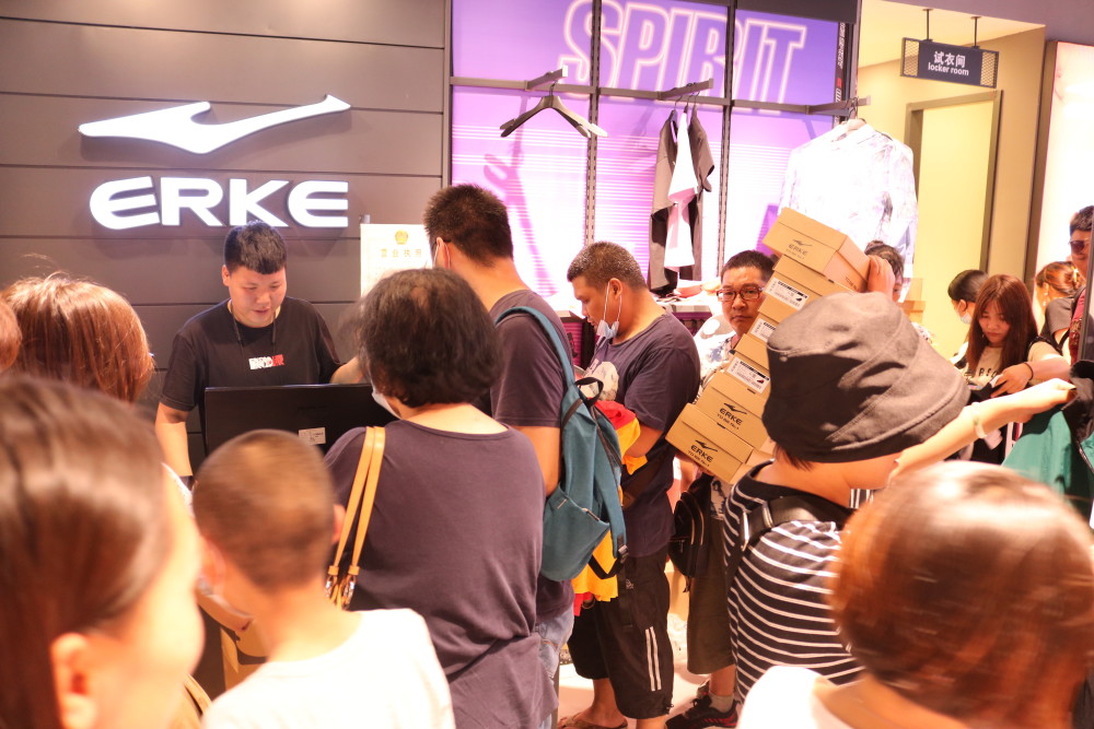 昆明多家鸿星尔克线下门店爆满销售火爆市民纷纷点赞鸿星尔克