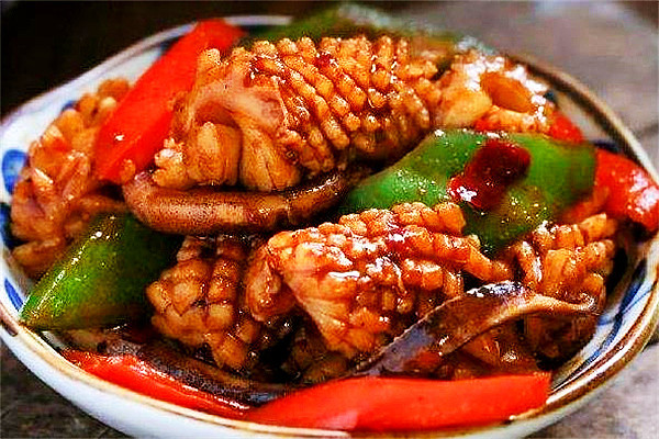 西北菜--酱爆鱿鱼卷3,炒锅置中火上,加菜籽油,投入花椒,边烧边搅动