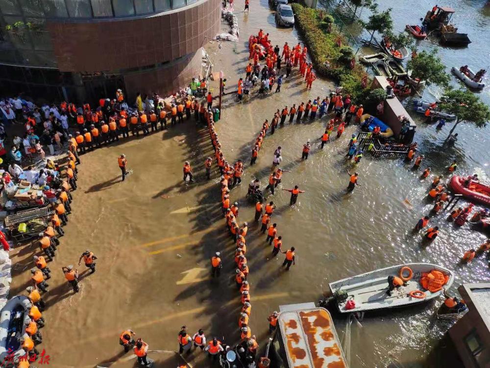 一线直击丨河南卫辉市区救援:市区正全力排水,3000多病患大转移_腾讯