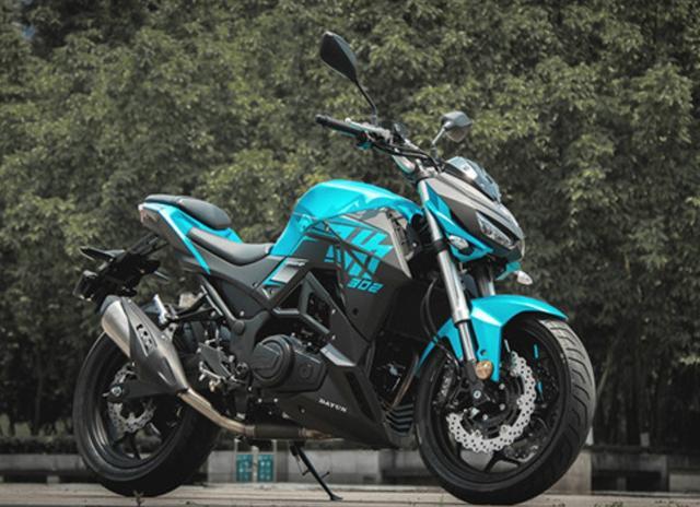 预测2.5万以内，实拍大运驰302运动街车：双缸水冷，酷似川崎Z250