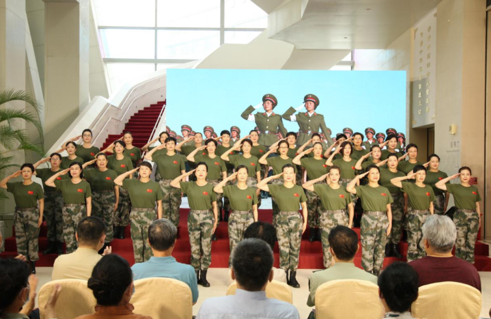 开幕活动上,84受阅女兵方队领队之一白俊萍等4位女兵又特意向博物馆