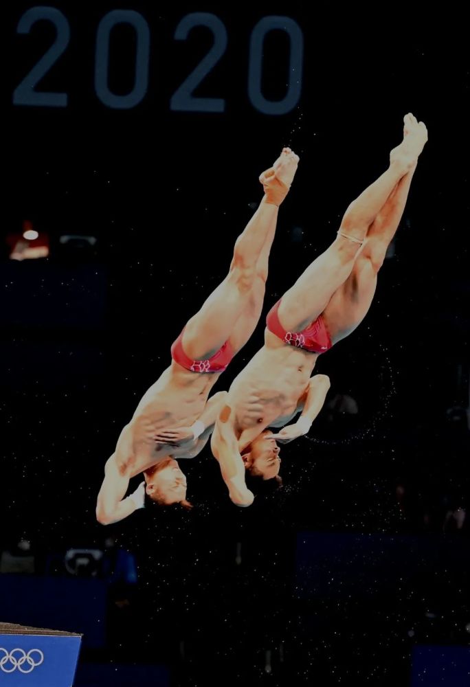 赛后曹缘愧疚地向陈艾森说"对不起",因为自己的失误太大,丢掉了金牌.