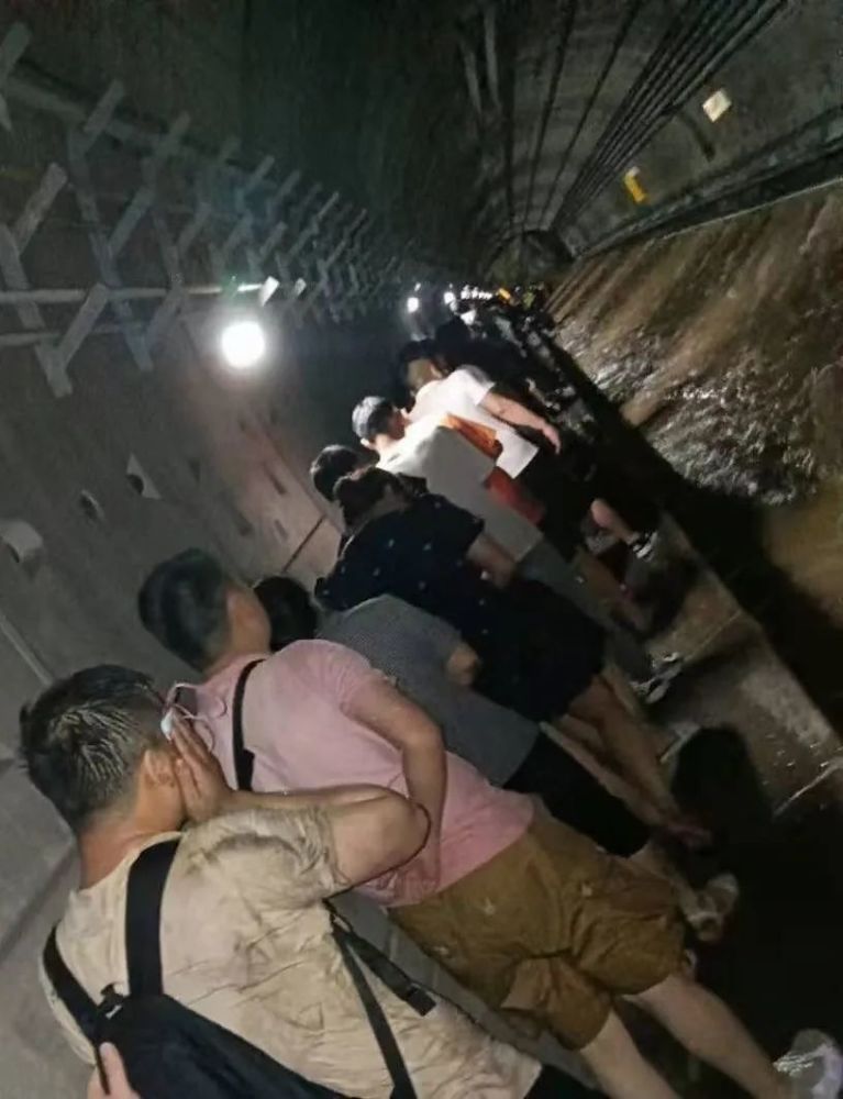 虽然身体多处负伤雨水逐渐漫入车厢在郑州地铁5号线7月20日他做了什么