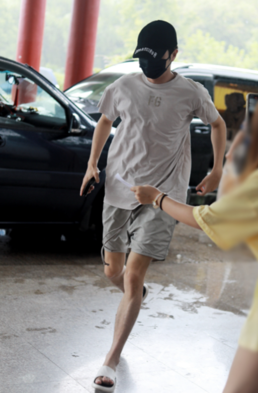 26岁知名男星暴瘦近照腿细成竿惹担忧网友大腿都比小腿细了