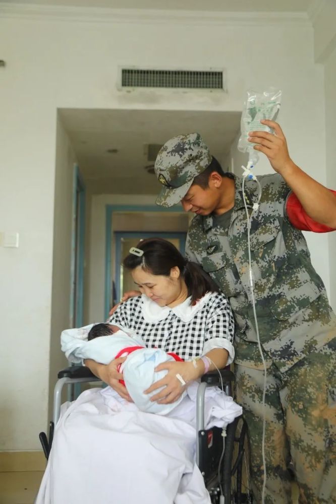 妻子抱着兵哥大哭网友却说希望这样的新闻多一点