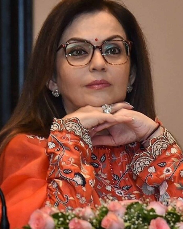 印度富婆:土豪风美过卡米拉的奶奶脸,丈夫花5.1亿为她买大庄园