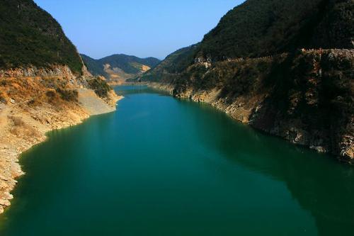 湖南石门境内的壶瓶山,平均气温23℃,学生放暑假都喜欢来避暑