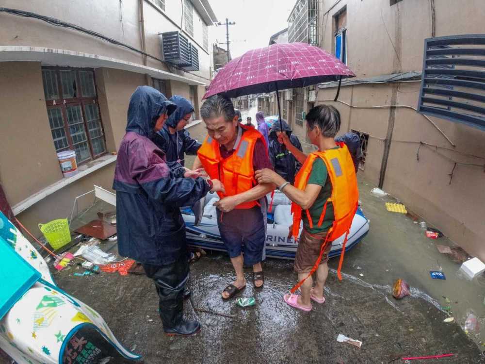 海曙古林水位上涨,群众紧急转移