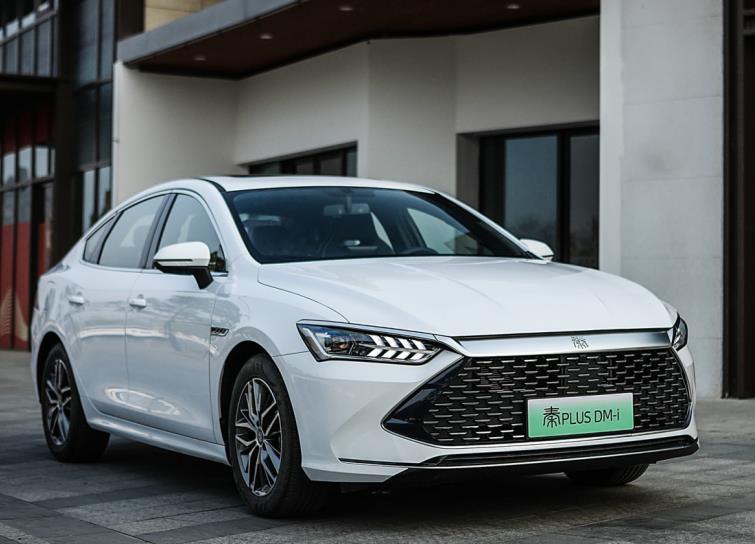 销量力压特斯拉，国内新能源车的“霸主”，为啥是比亚迪？