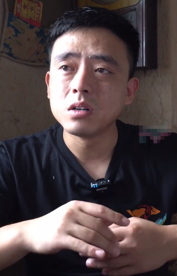 铁山靠首次接受采访解释求怕累皮肤黝黑口音重父亲出镜罕曝光