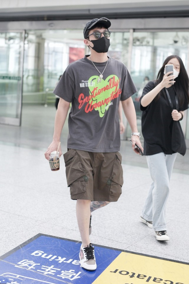 欧豪真接地气,穿印花t恤搭大裤衩,这才是男孩子该有的装扮!