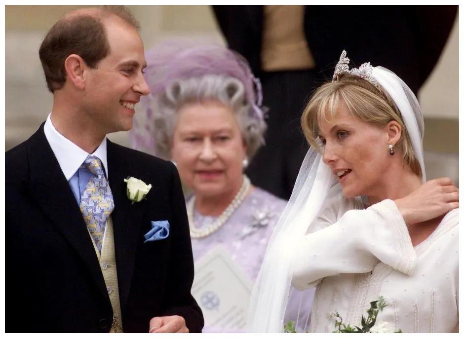 小儿媳苏菲:被婆婆英女王摸头,陪她逛公园,比妯娌戴安娜有福气