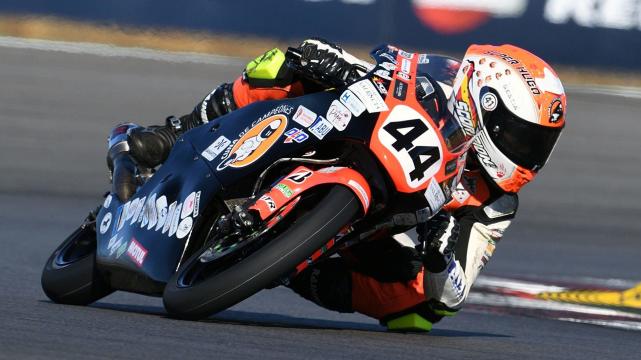 14岁的车手hugo millan在五号弯