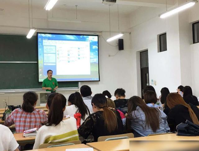 清华大学"教室偷拍照"走红:恕我直言,身为学生这吃相太难看!_腾讯新闻