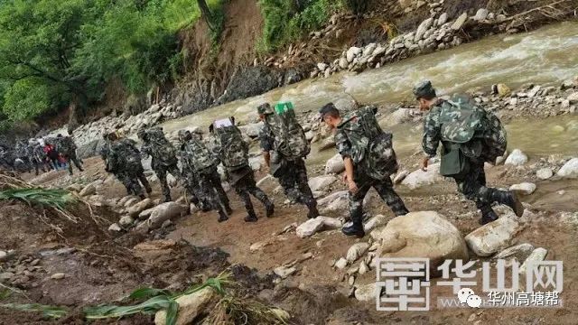 支队华州中队及63785部队官兵采取接力方式将救灾物资安全送达灾区