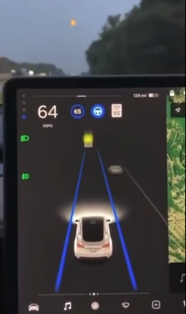 特斯拉自动驾驶把月亮识别成黄灯