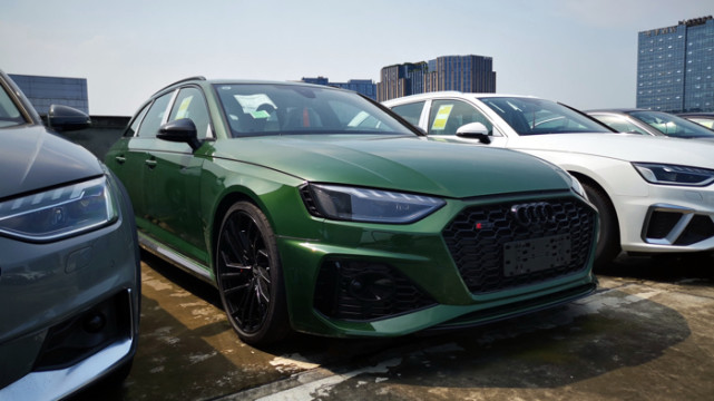 汽车实拍奥迪rs4avant黑曜版索诺马绿真的帅啊