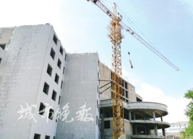 至此,水舫大厦变成船形烂尾楼,搁置28年.