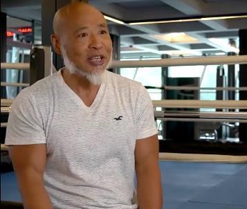 他被称作"老年版彭于晏",66岁肌肉逆天,撩走小13岁娇妻