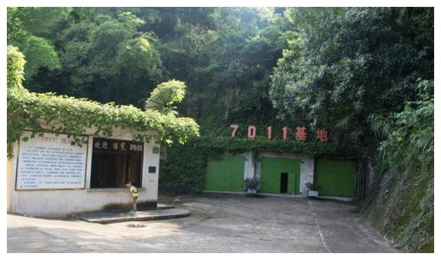 7011工程位于高山环绕的盆地中央,依山面水,群山之中仅有一条狭小道路