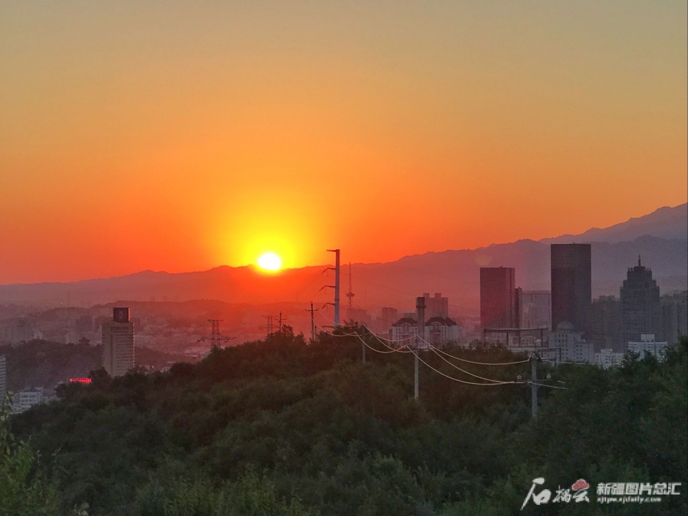 7月27日早晨,烏魯木齊天氣晴朗,旭日東昇的早晨,天空萬里無雲.