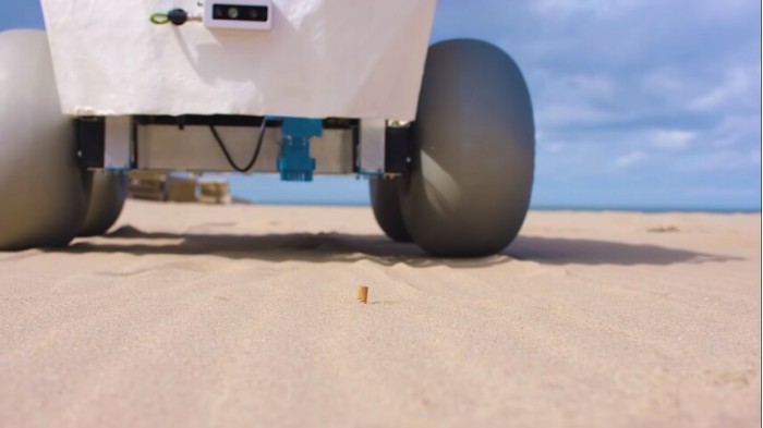 沙滩机器人BeachBot利用人工智能清除海滩上的烟头