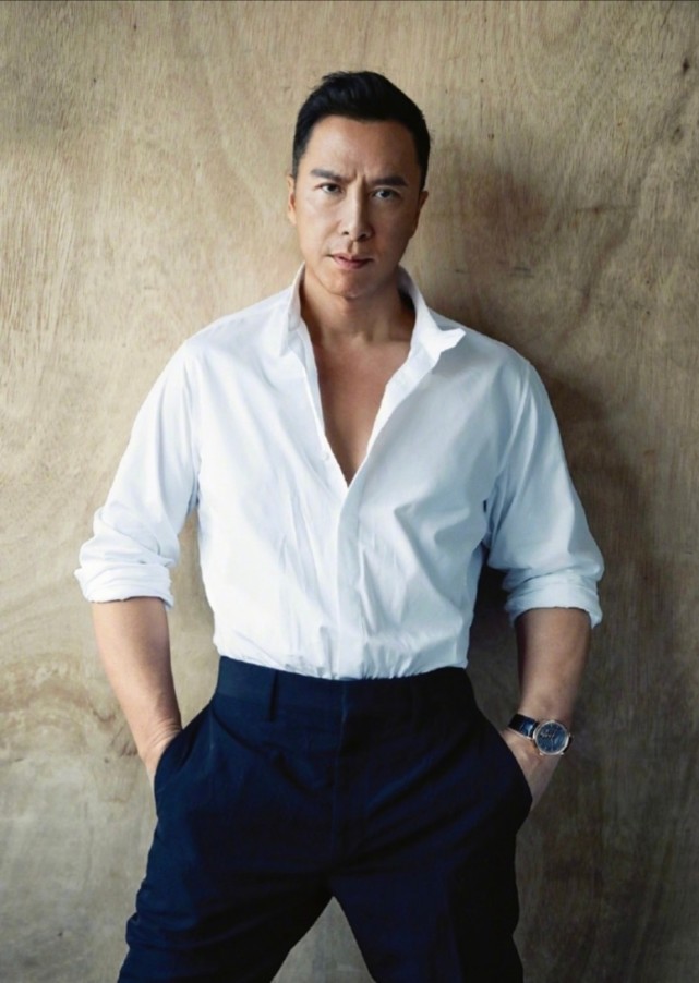 58岁甄子丹晒片场照刚和谢霆锋合作完他又去找基努里维斯了