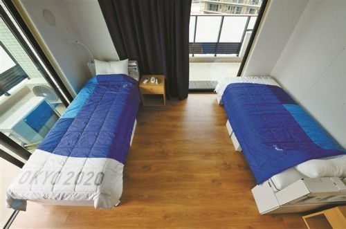 运动员在奥运村宿舍的纸板床上合影.