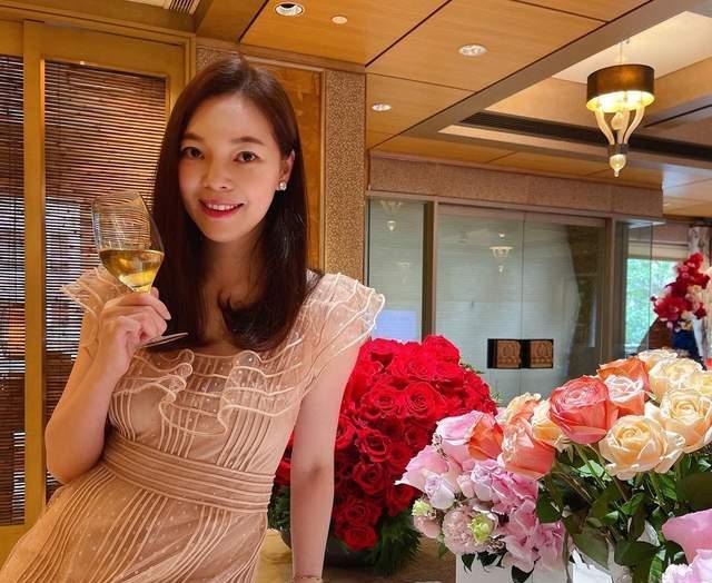 富士康老板娘庆花边婚坐71岁郭台铭怀里撒娇他满脸老年斑抢镜