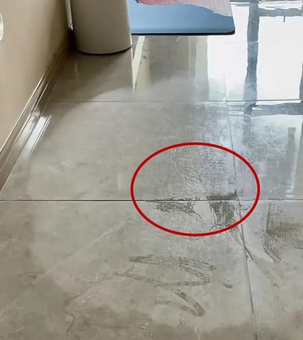 想不通楼下一开空调,我家地板就出水,网友却说:正好可以蹭楼下空调