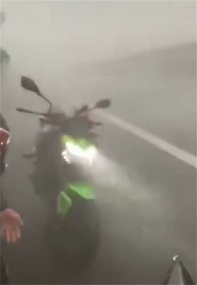 台风天，3台摩托车被困高速，清一色川崎，其中有2台还是H2