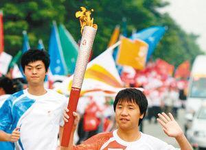 8月5日,当雷楚年被通知他将成为北京奥运会成都的火炬手时,他激动得跳