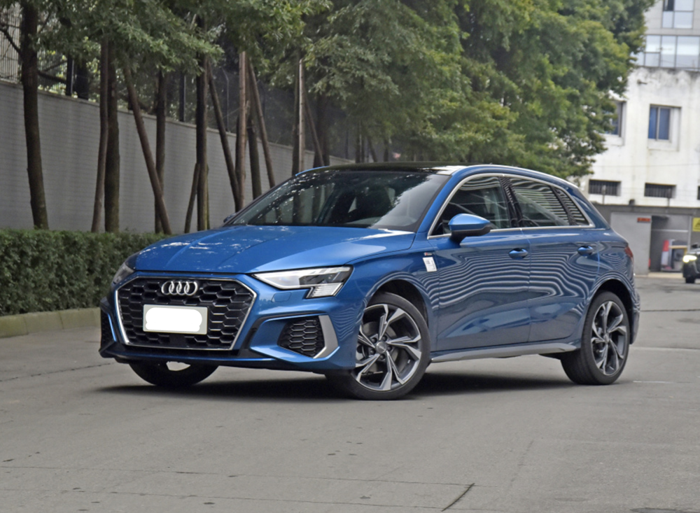 奥迪A3“跳水”成功，价格一口气降至17万，叫板丰田凯美瑞？