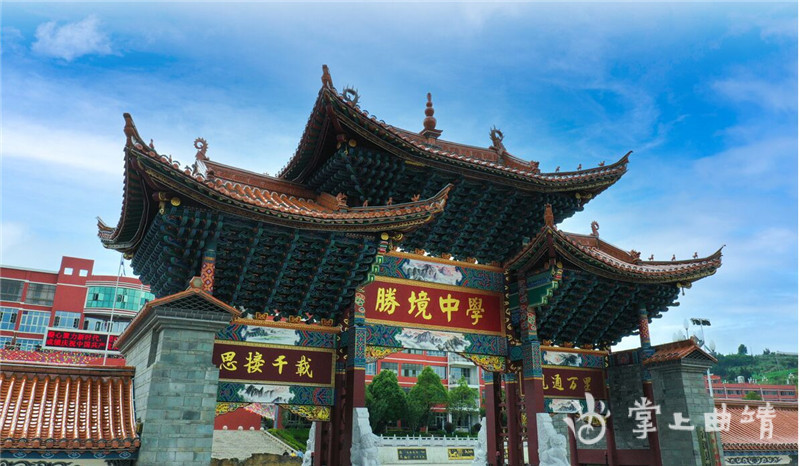 "2019年高考放榜后,富源胜境中学学生龚欢被北京大学新闻传播学录取