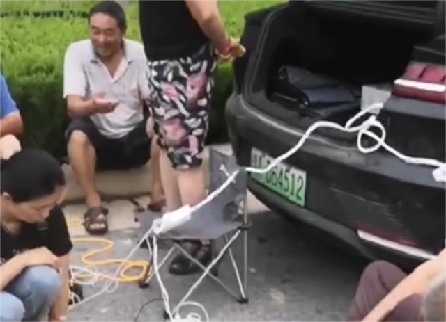 国产车显威！郑州在台风后，比亚迪汉接外置插座，供众人免费充电