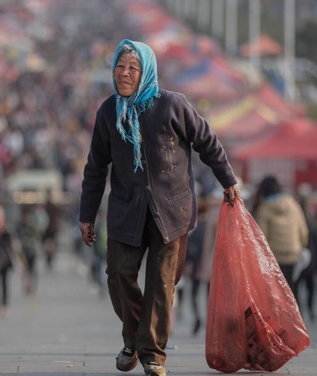 拾荒老人养育捡来的孙女,女孩考上大学,警车的到来打破这份宁静